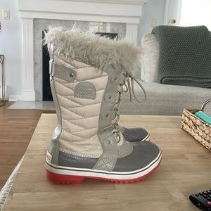 Sorel snow boots size 7